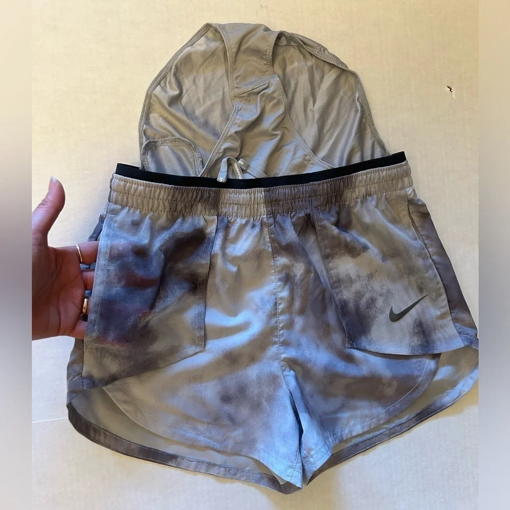 Nike women’s Tempo Luxe Icon Clash lined running shorts Lightweight Sz-XS. T9
